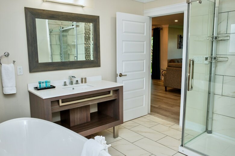 Hotel Royal Inn & Suites