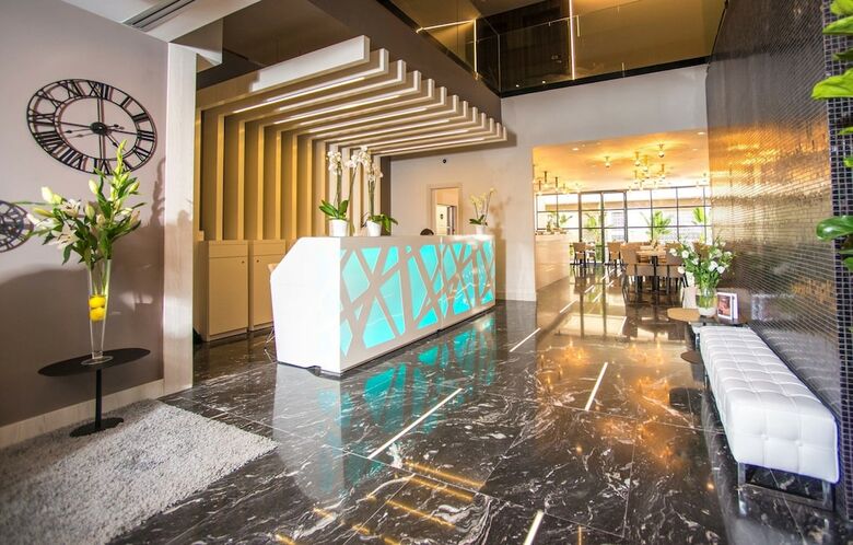 Arya Stadium Hotel By Madanis