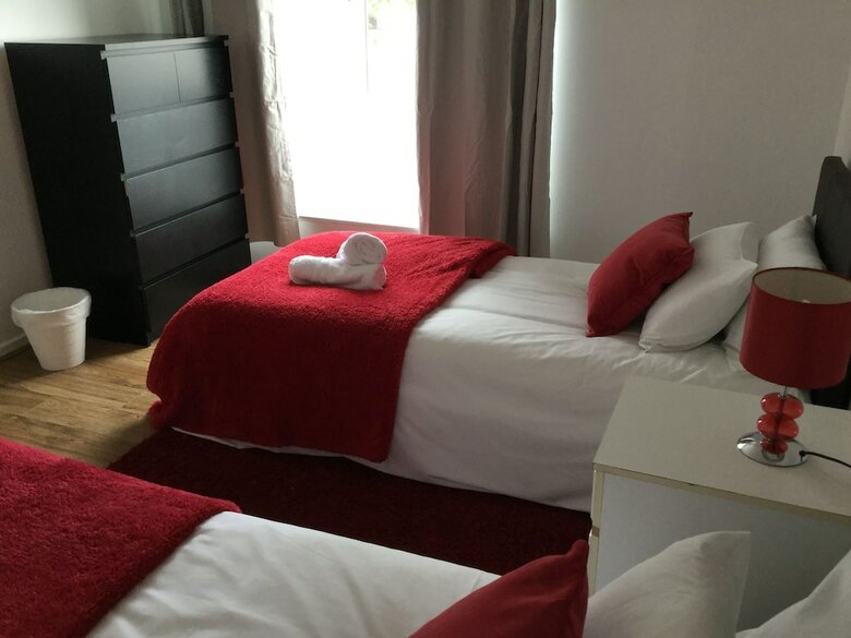 Apartamentos Nice 4 Bed Near Basildon Town Centre