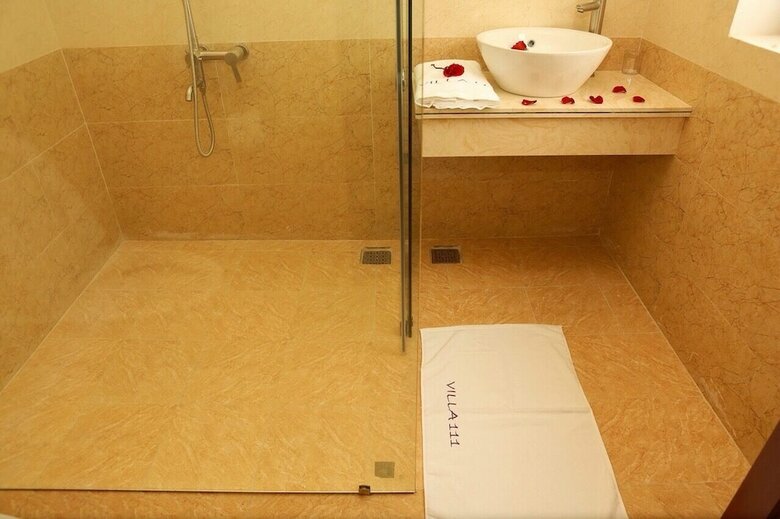 Hotel 111