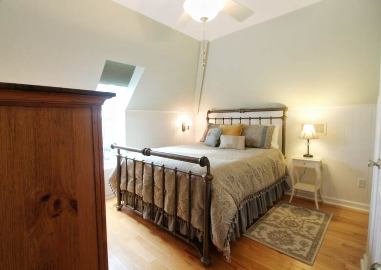 Bed & Breakfast Tudor Oaks Inn