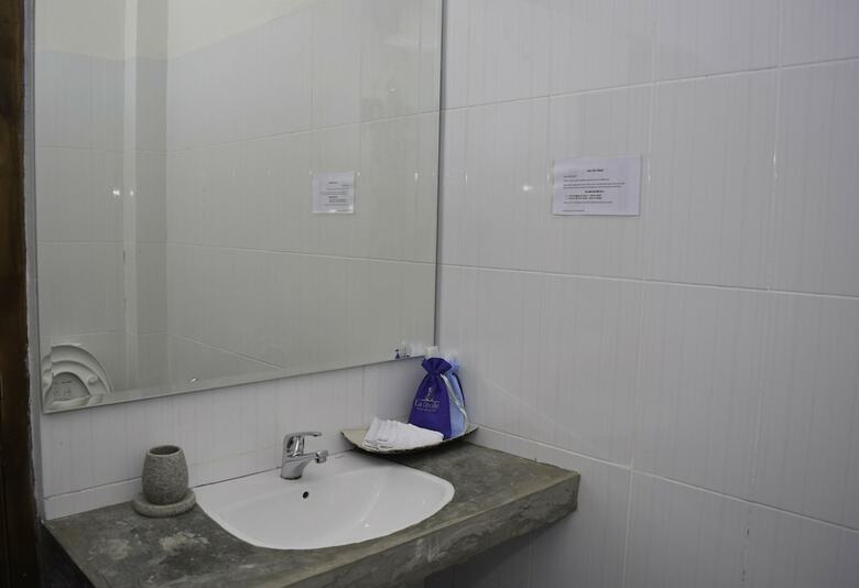 Bed & Breakfast La Cecile Hotel And Cafe Komodo