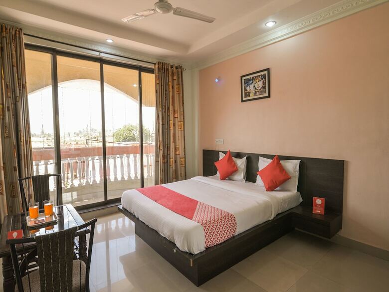 Oyo 13151 Hotel Om Palace