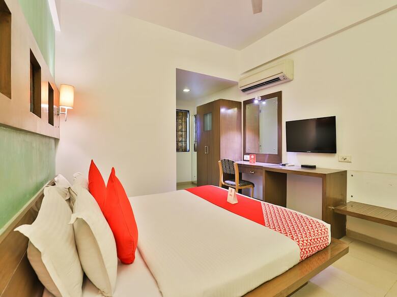 Oyo 13372 Hotel Laksh Residency