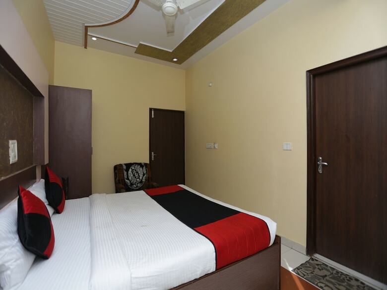 Oyo 12221 Hotel M House