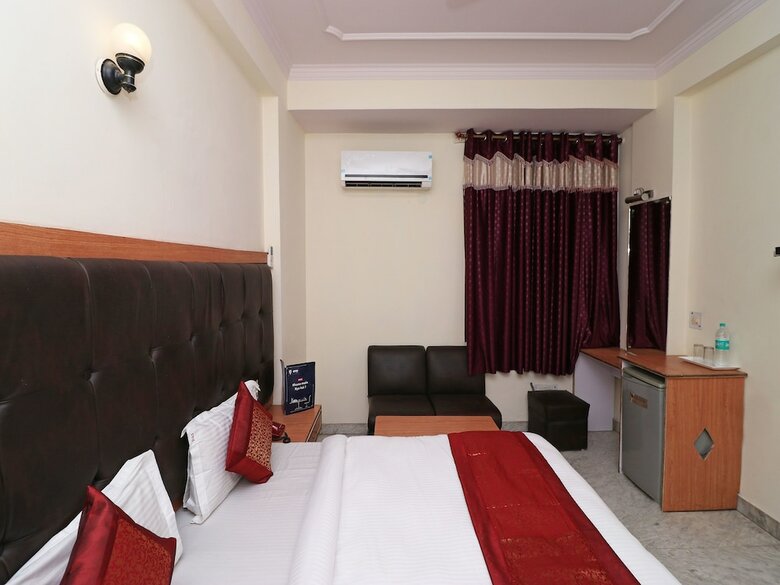 Oyo 12419 Hotel Silver Shine