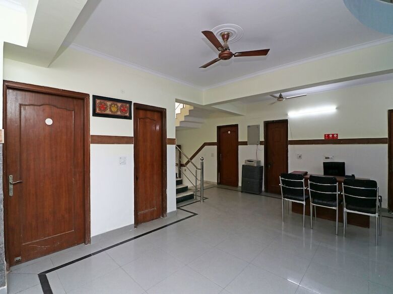 Hotel Oyo 12722 B K House