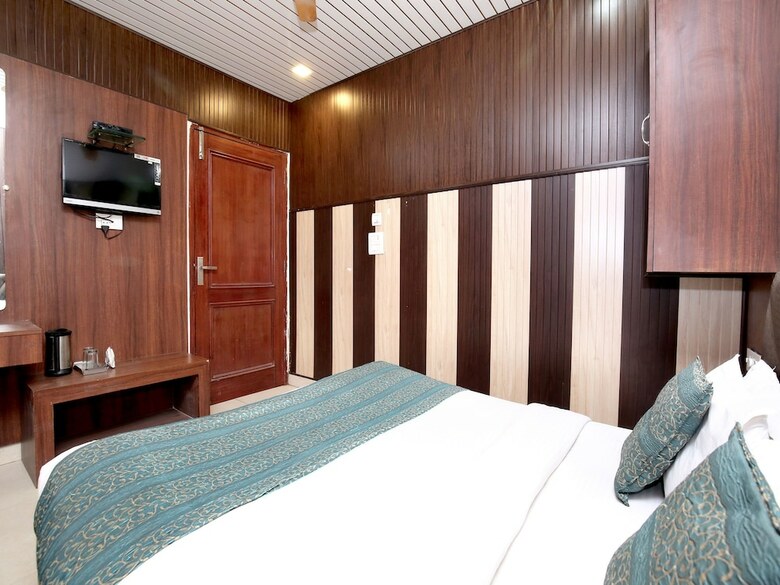 Oyo 14515 Hotel Paras Regency