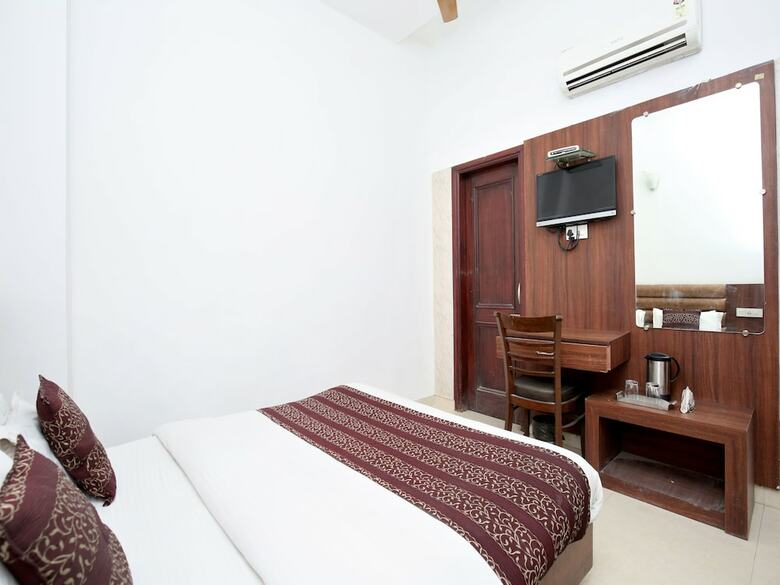 Oyo 14515 Hotel Paras Regency