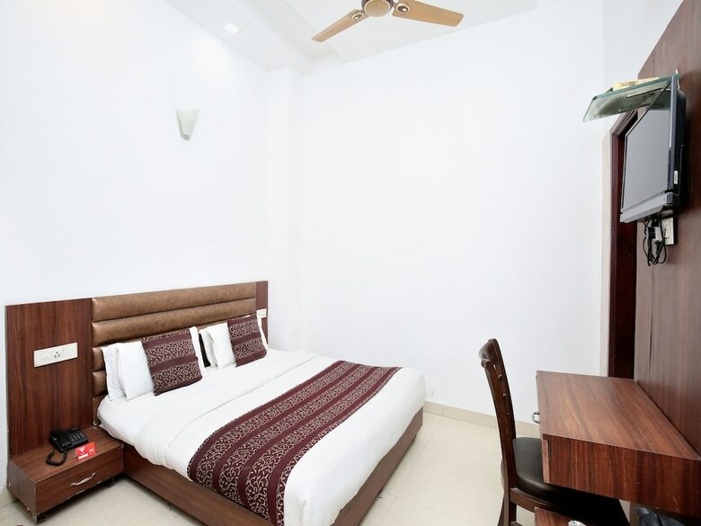 Oyo 14515 Hotel Paras Regency