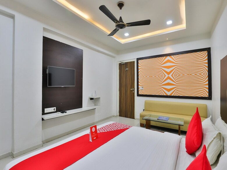 Oyo 15862 Infocity Hotel Llp