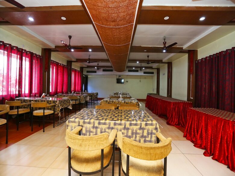 Oyo 15468 Hotel Sharda