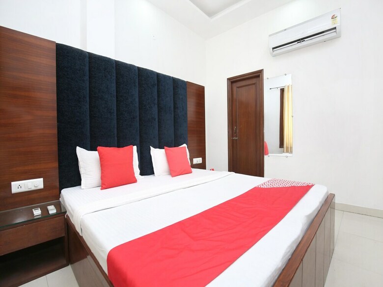 Oyo 15652 Hotel 51