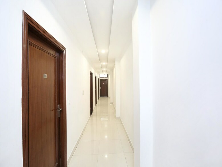 Oyo 15652 Hotel 51