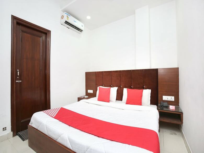 Oyo 15652 Hotel 51