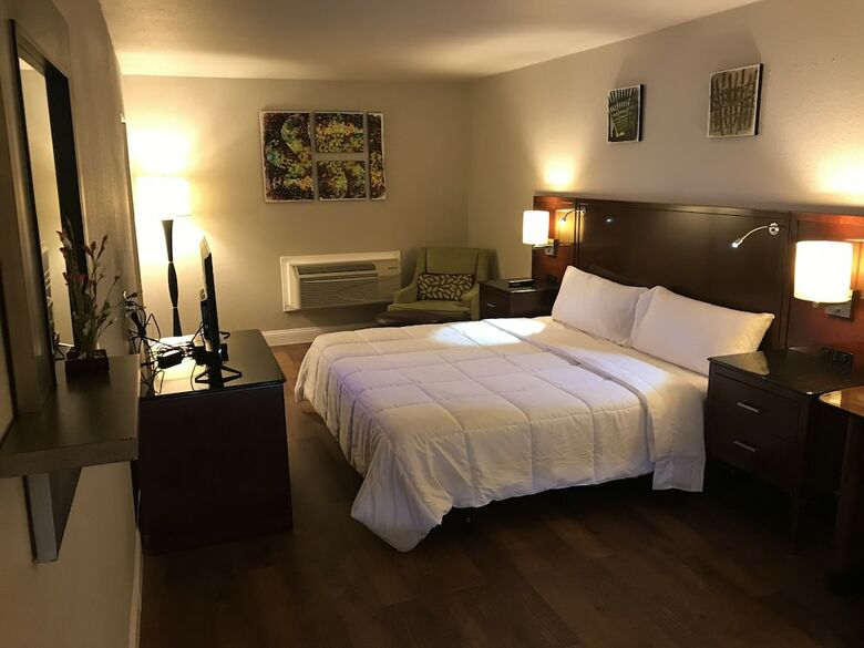 Stratus Suites - Boutique Hotel