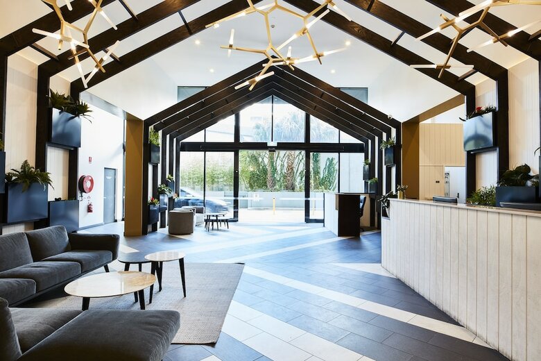 Sleek Arthouse Apartment With Pool Close To City