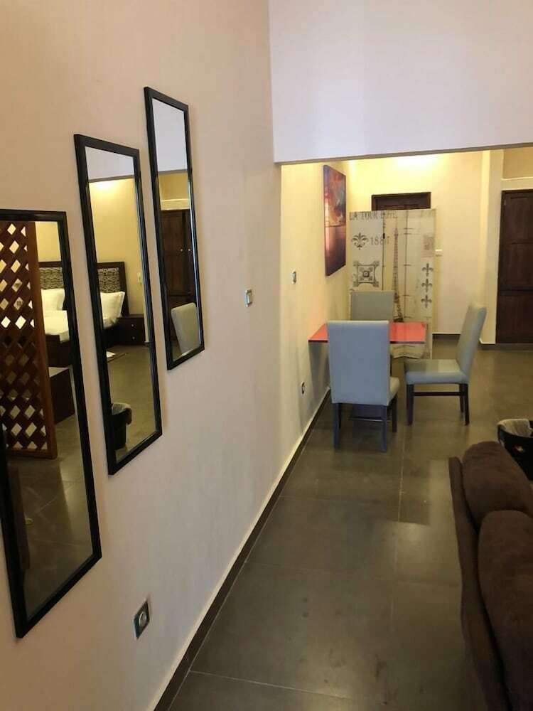 Hotel Four Season Guesthouse