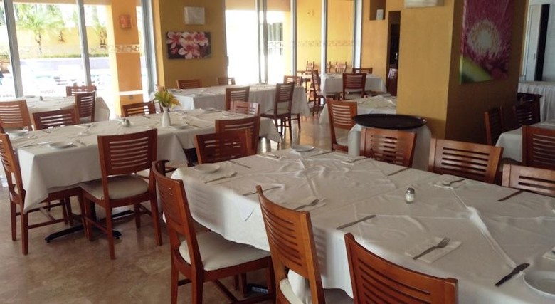 Hotel Las Flores Beach Resort