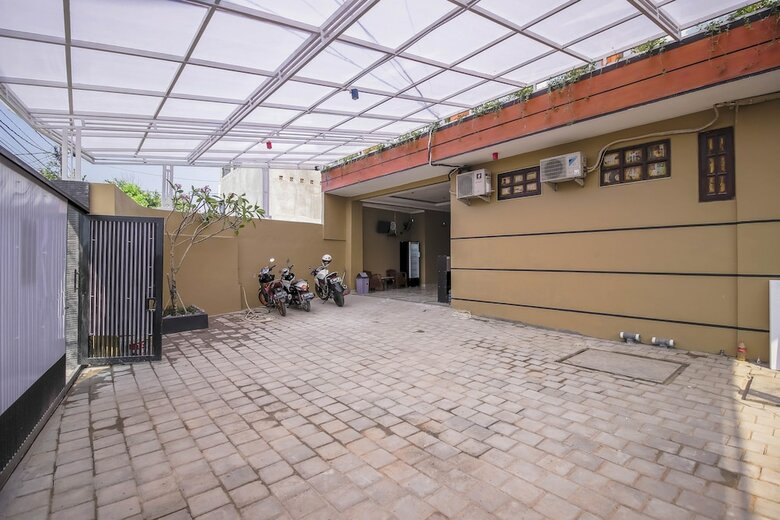 Hotel Reddoorz Plus @ Mampang Prapatan
