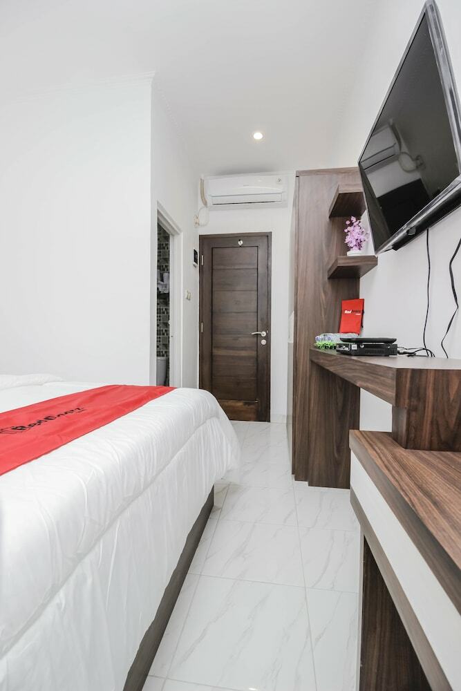 Hotel Reddoorz Plus @ Mampang Prapatan