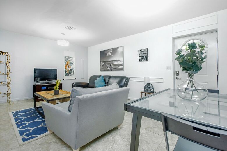 Hotel Racpanos Modern Stay On Forrest Street