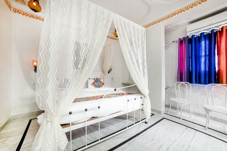 Fabhotel White House