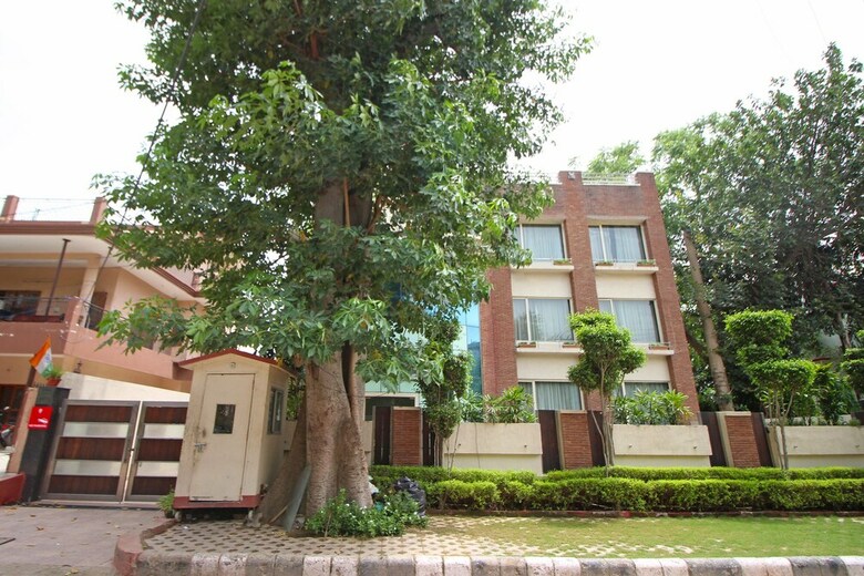 Hotel Edition O 30043 Yellow White Residency