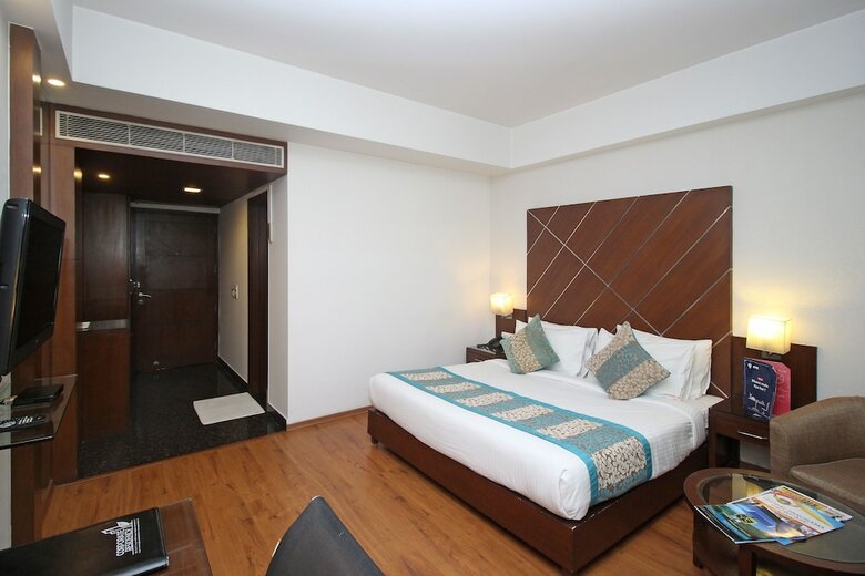 Hotel Edition O 30043 Yellow White Residency