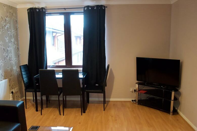 Top Floor 2 Bedroom Apartment Near Leith Walk