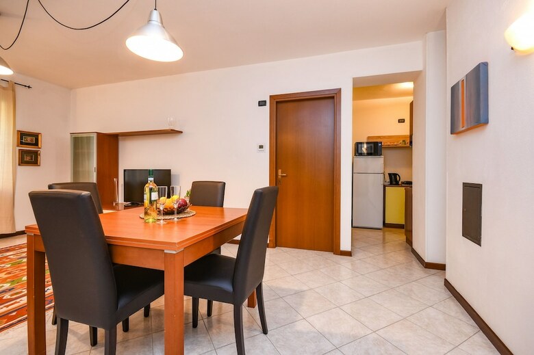 Desenzanoloft: Yellow Apartment