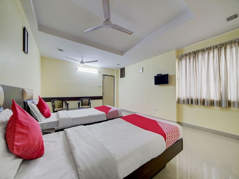 Hotel Oyo 28033 Pradha Grand