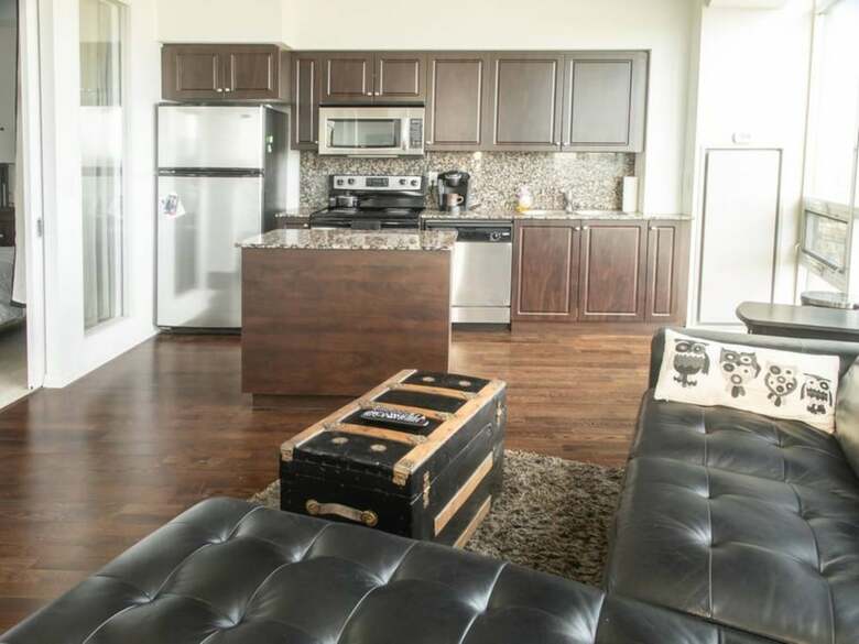 Modern 2 Bedroom Condo With Cn Tower Views