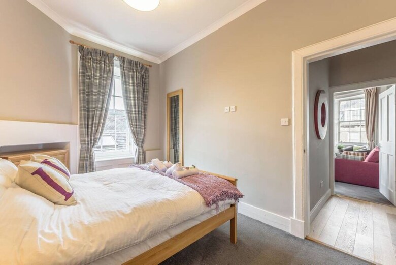 Two Bedroom City Centre Apartment In Edinburgh