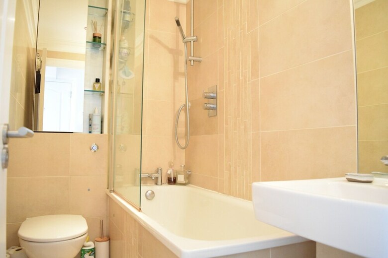 Spacious Studio Apartment In East London