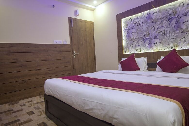 Oyo 25007 Hotel Royal Garden