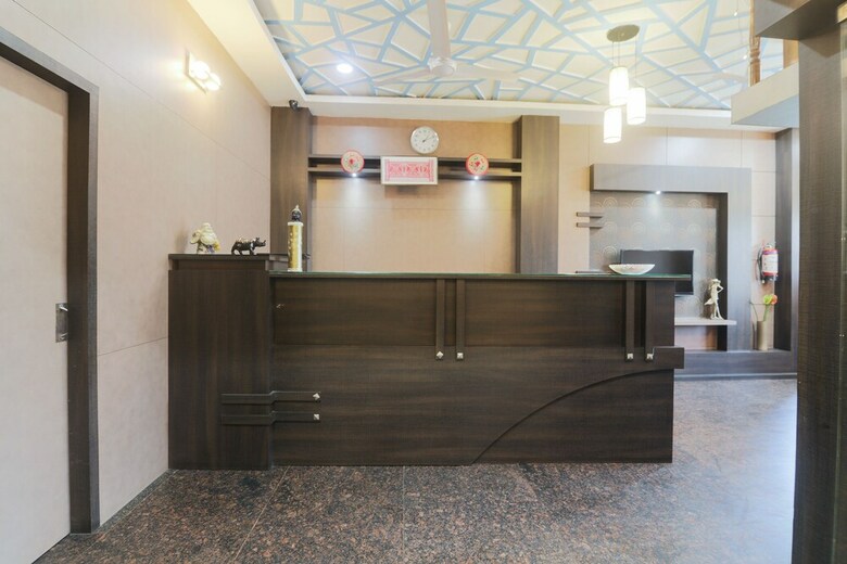Oyo 19930 Hotel Holiday Palace