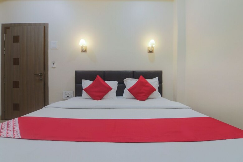 Oyo 19930 Hotel Holiday Palace