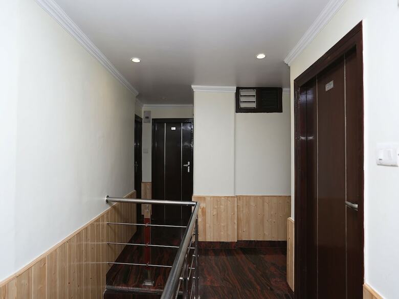 Hotel Oyo 27002 H S R Ram Bazaar