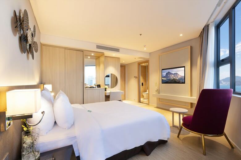 Dqua Hotel And Apartment