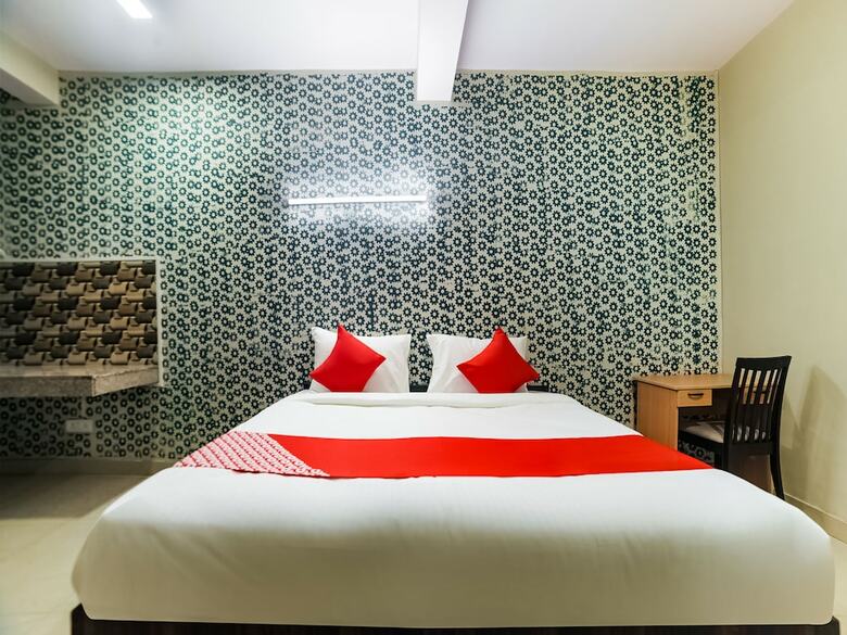 Hotel Oyo Flagship 30196 Noida Sector 5