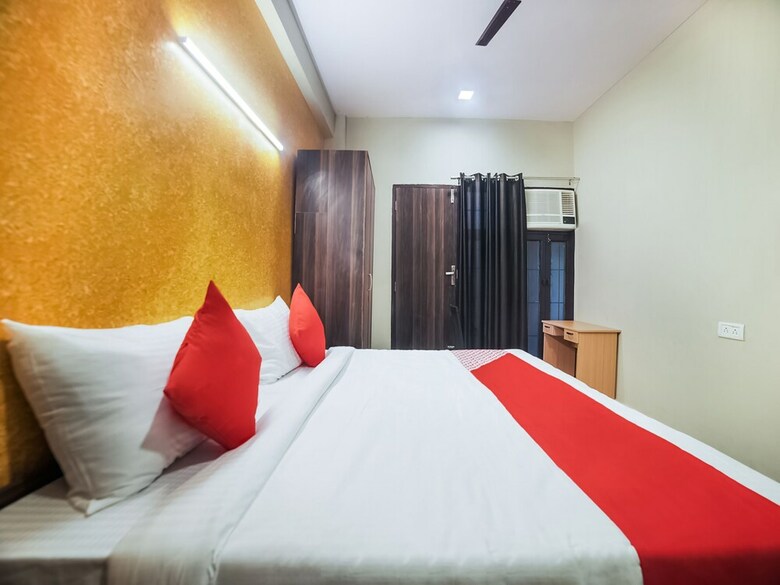 Hotel Oyo Flagship 30196 Noida Sector 5