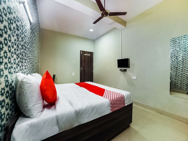 Hotel Oyo Flagship 30196 Noida Sector 5