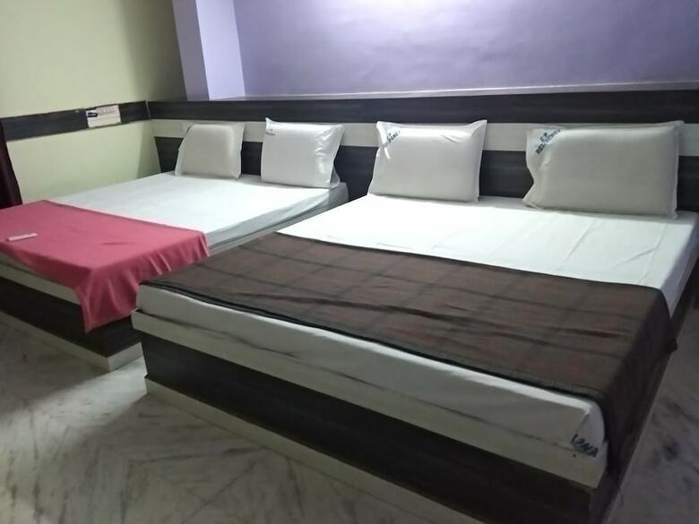 Hotel Iroomz K R Residency