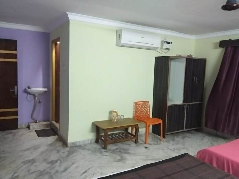 Hotel Iroomz K R Residency