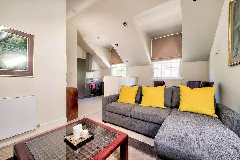 Quiet Mews Apartment In New Town