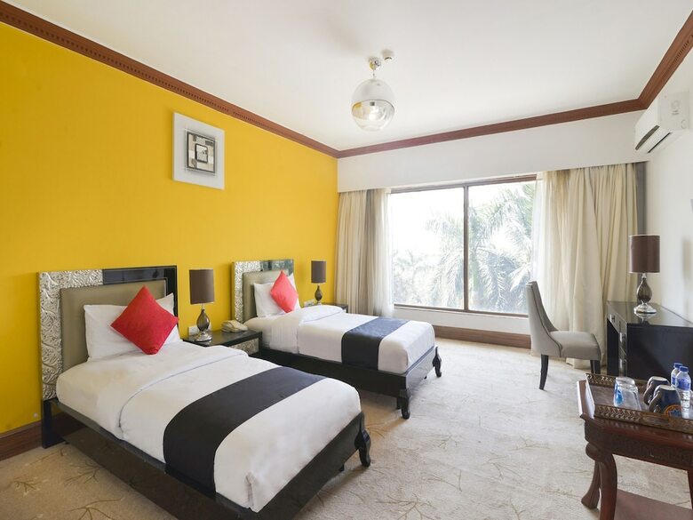 Capital O 29124 Royal Palms Hotel