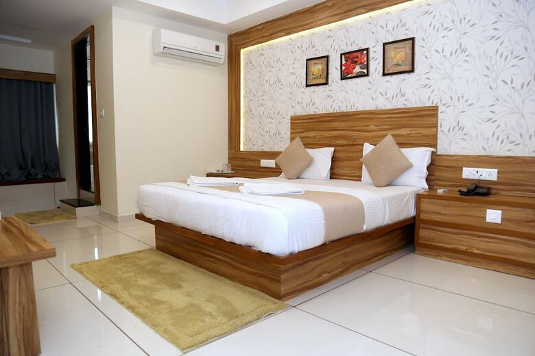 Hotel Shobhna Palace By Sky Stays