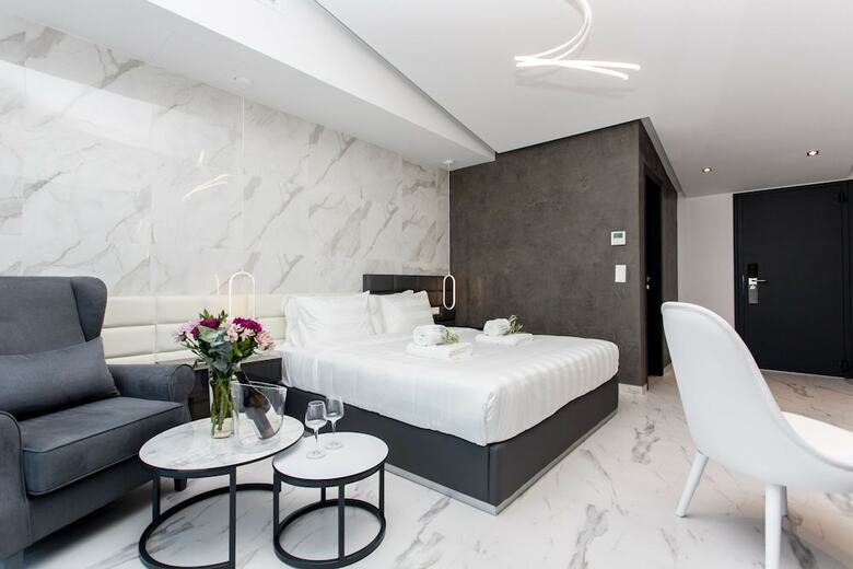 Hotel Crystal Villas & Suites