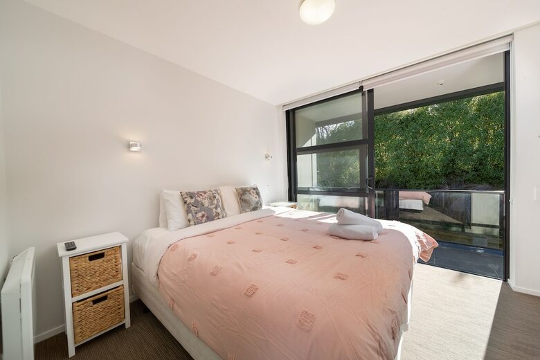 Modern Queenstown Apartment & Great Lake Views